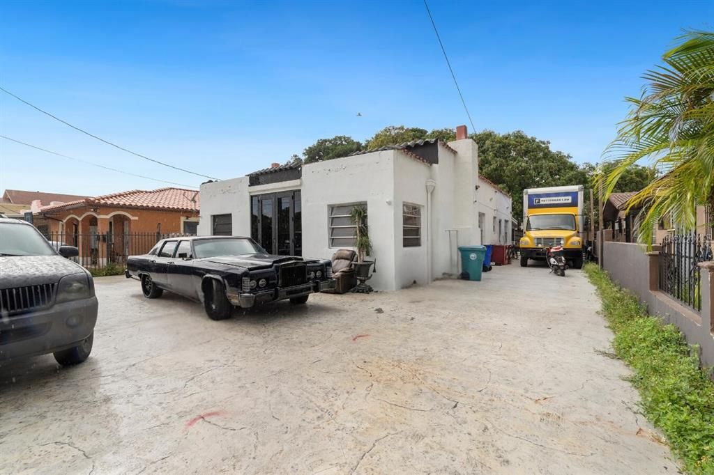 For Sale: $745,000 (7 beds, 4 baths, 2216 Square Feet)