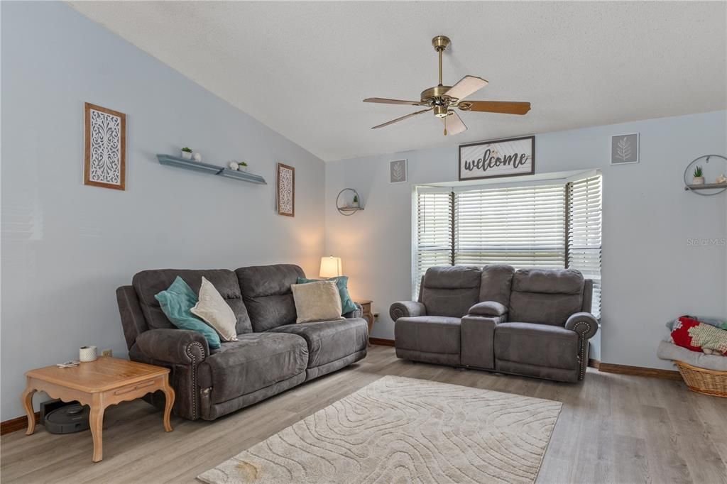 For Sale: $294,000 (3 beds, 2 baths, 1415 Square Feet)