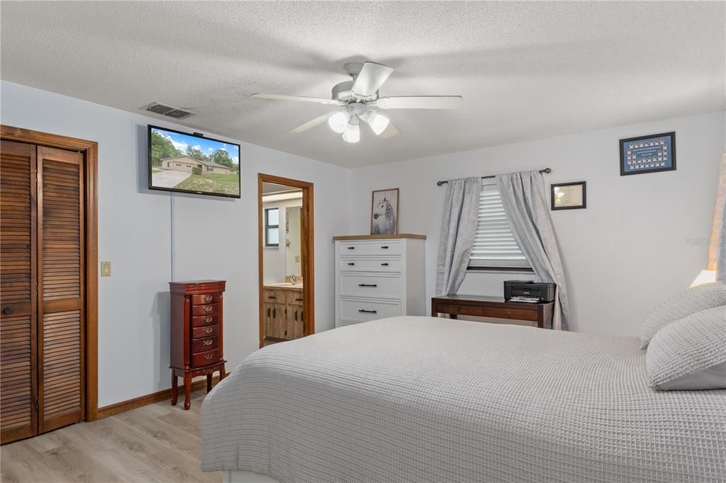 For Sale: $294,000 (3 beds, 2 baths, 1415 Square Feet)