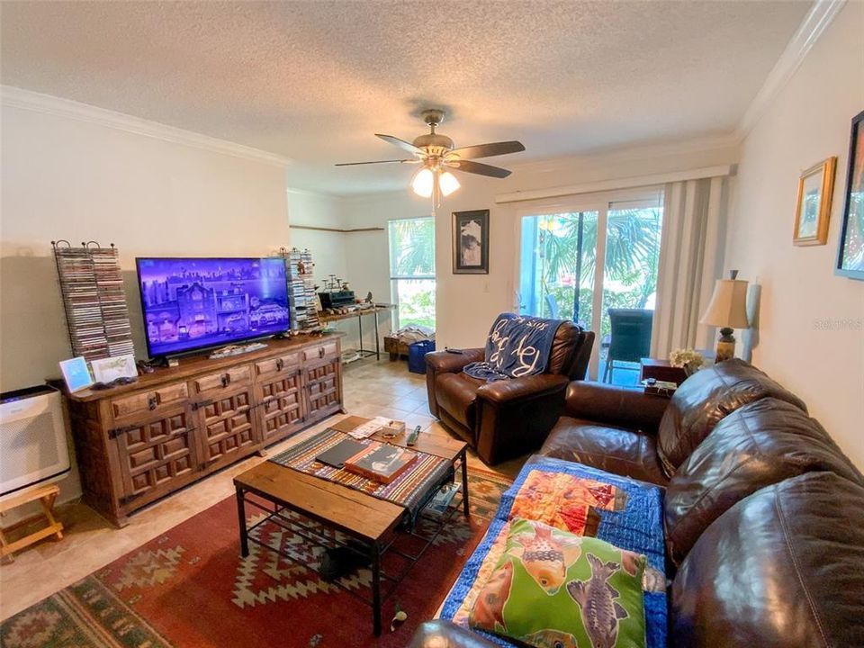 For Rent: $1,900 (2 beds, 2 baths, 898 Square Feet)