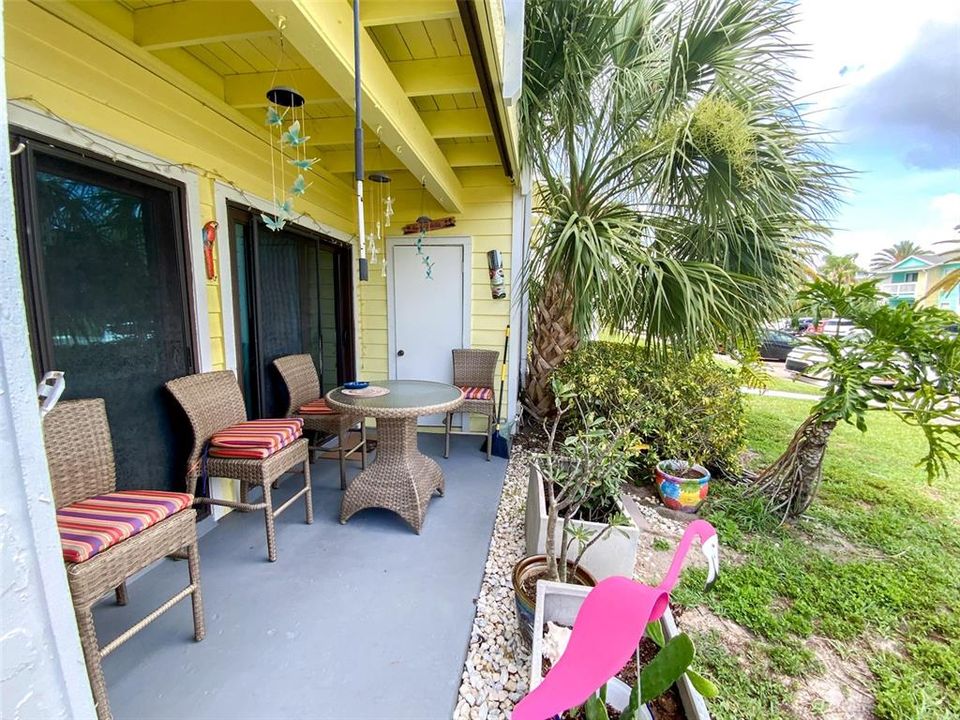 For Rent: $1,900 (2 beds, 2 baths, 898 Square Feet)