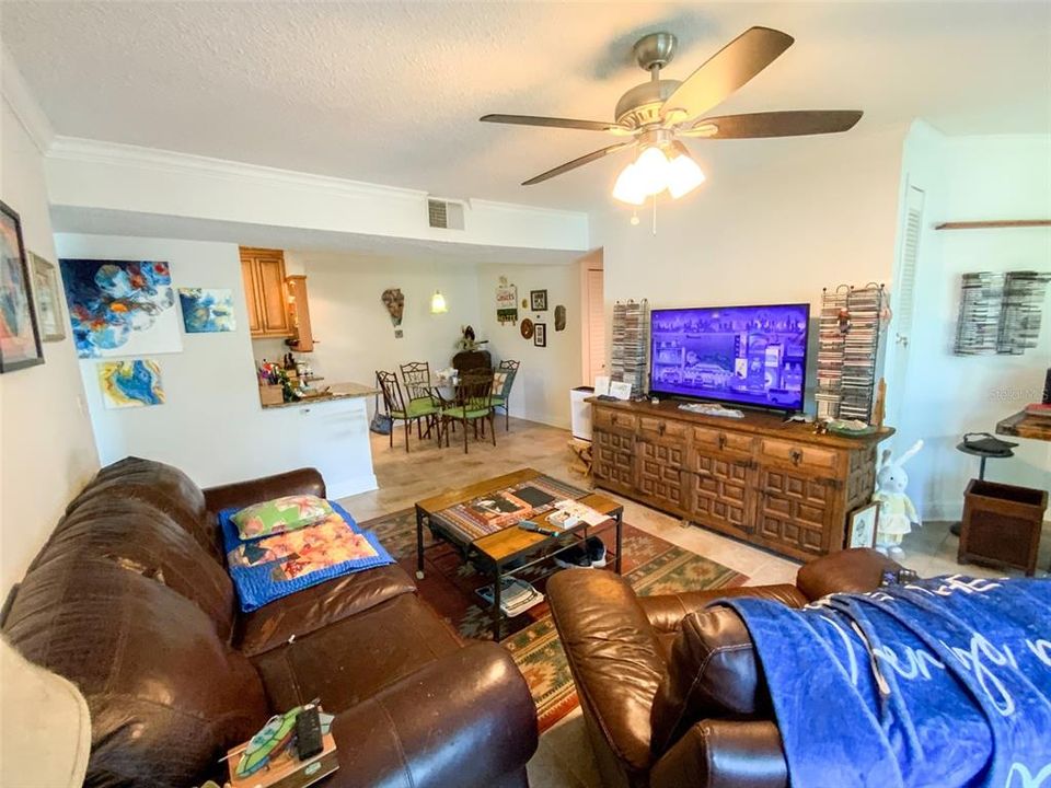 For Rent: $1,900 (2 beds, 2 baths, 898 Square Feet)