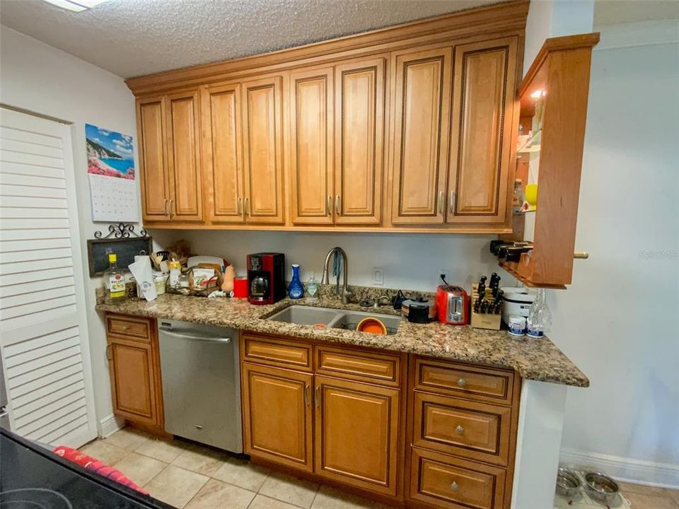 For Rent: $1,900 (2 beds, 2 baths, 898 Square Feet)