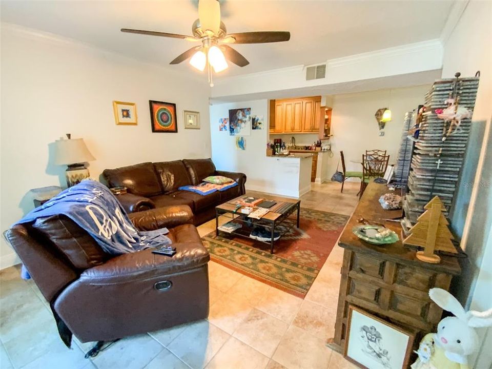 For Rent: $1,900 (2 beds, 2 baths, 898 Square Feet)