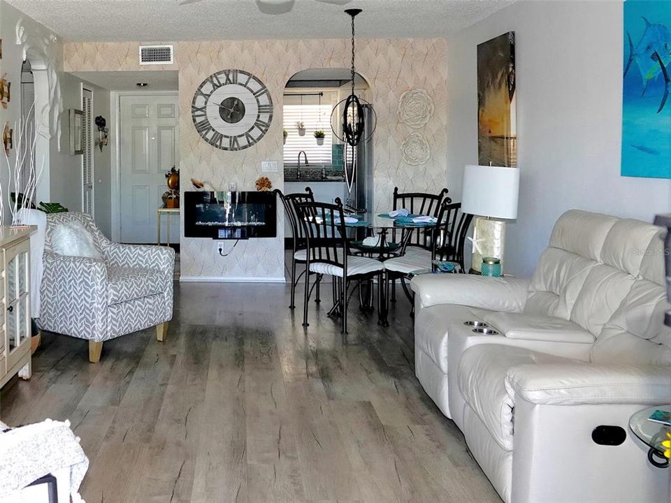 For Sale: $135,500 (2 beds, 2 baths, 1044 Square Feet)