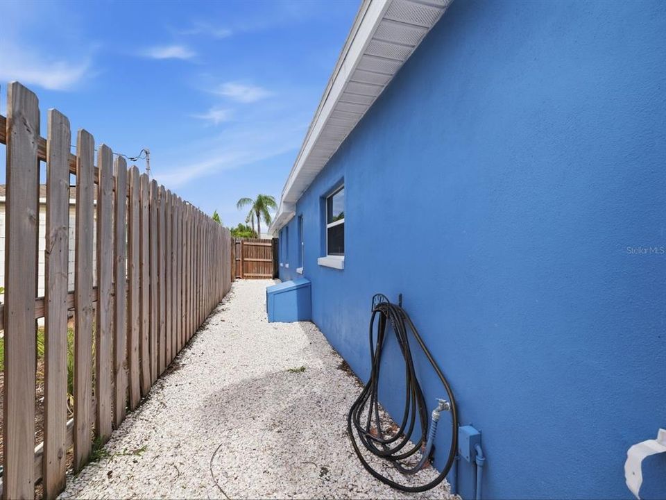 For Sale: $689,000 (2 beds, 2 baths, 1148 Square Feet)