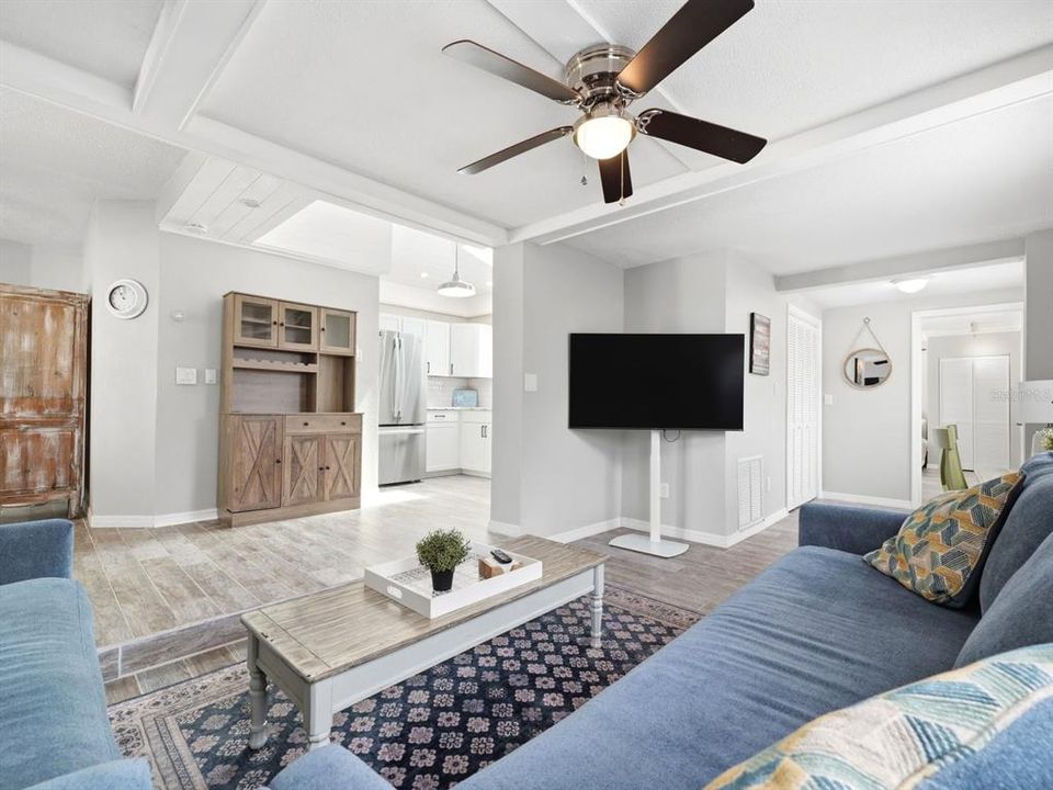 For Sale: $689,000 (2 beds, 2 baths, 1148 Square Feet)