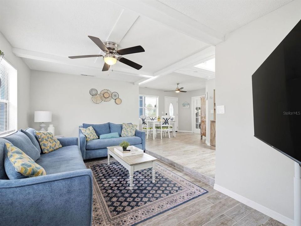 For Sale: $689,000 (2 beds, 2 baths, 1148 Square Feet)