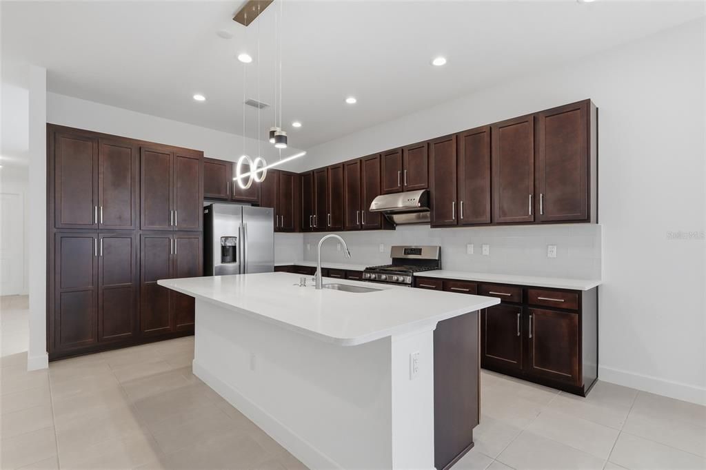 En Venta: $679,000 (5 camas, 5 baños, 3307 Pies cuadrados)
