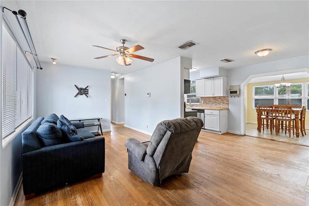 For Sale: $265,000 (3 beds, 2 baths, 1173 Square Feet)