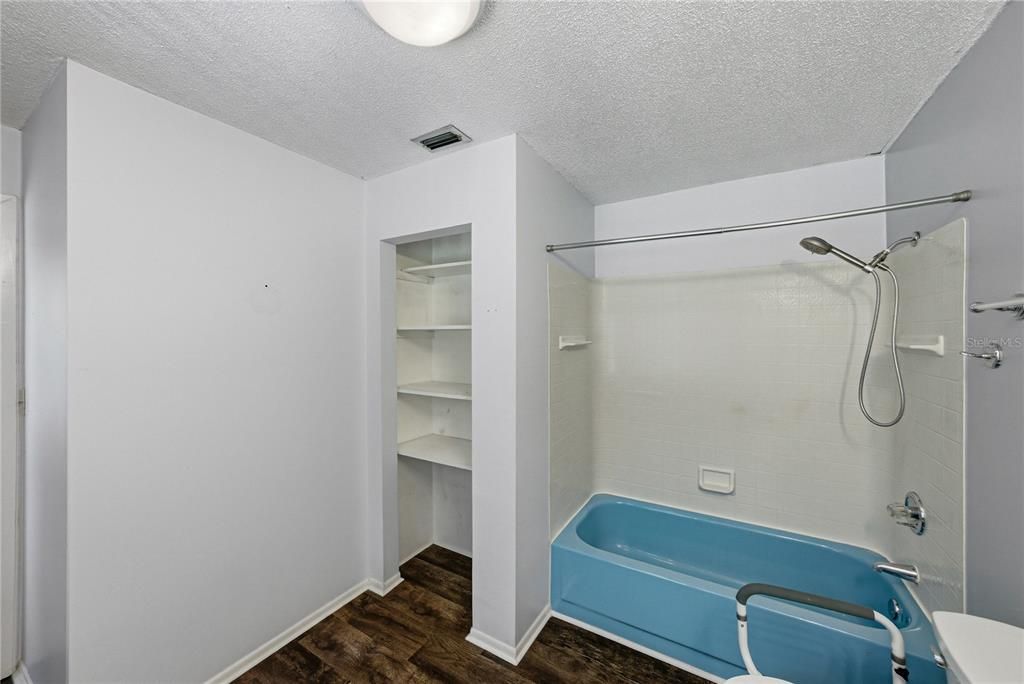 For Sale: $319,900 (2 beds, 2 baths, 1456 Square Feet)