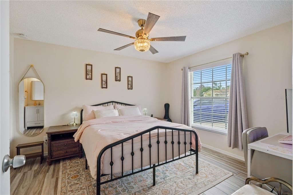 For Sale: $329,000 (3 beds, 2 baths, 1077 Square Feet)