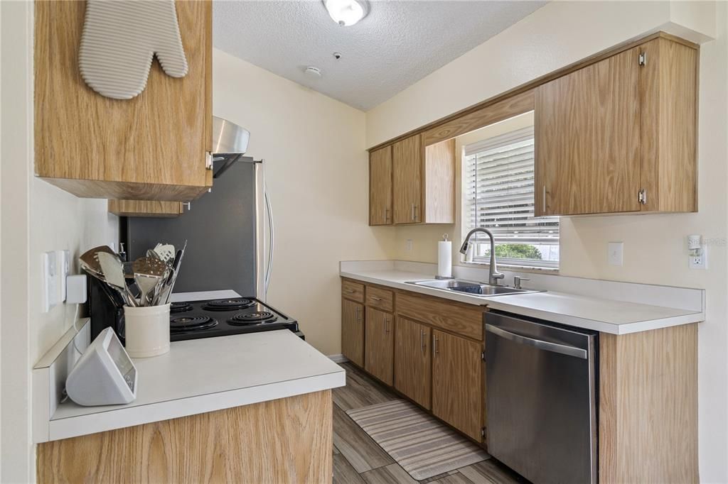 For Sale: $329,000 (3 beds, 2 baths, 1077 Square Feet)