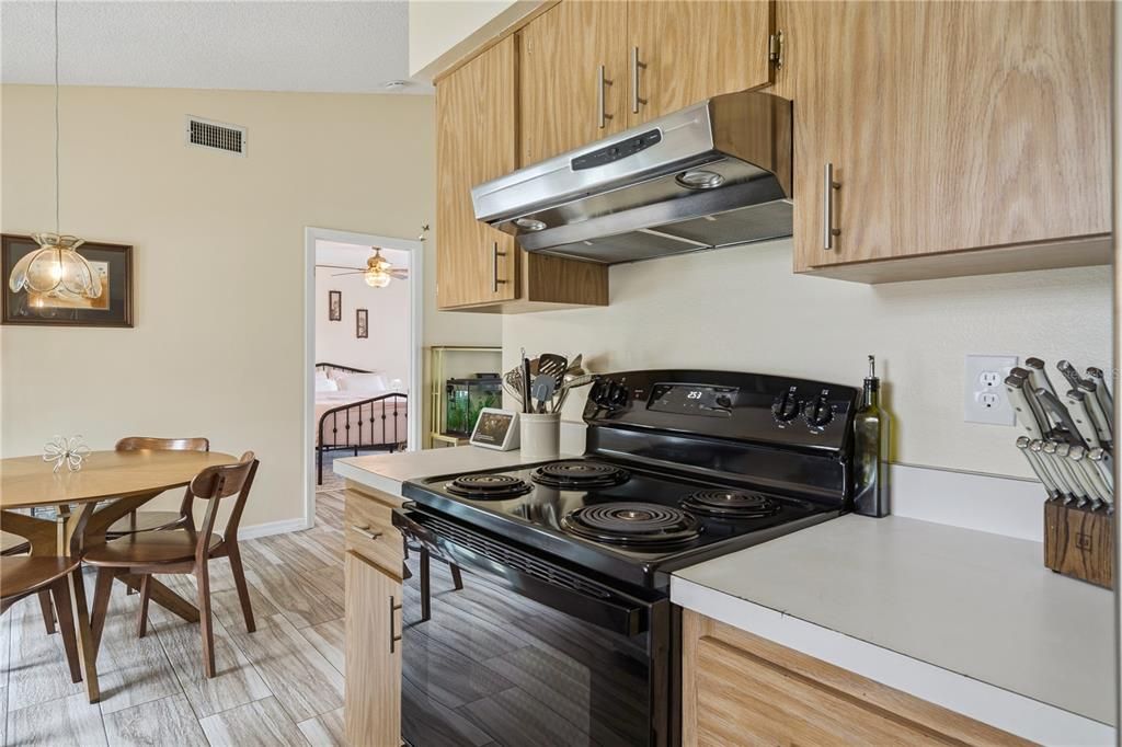 For Sale: $329,000 (3 beds, 2 baths, 1077 Square Feet)