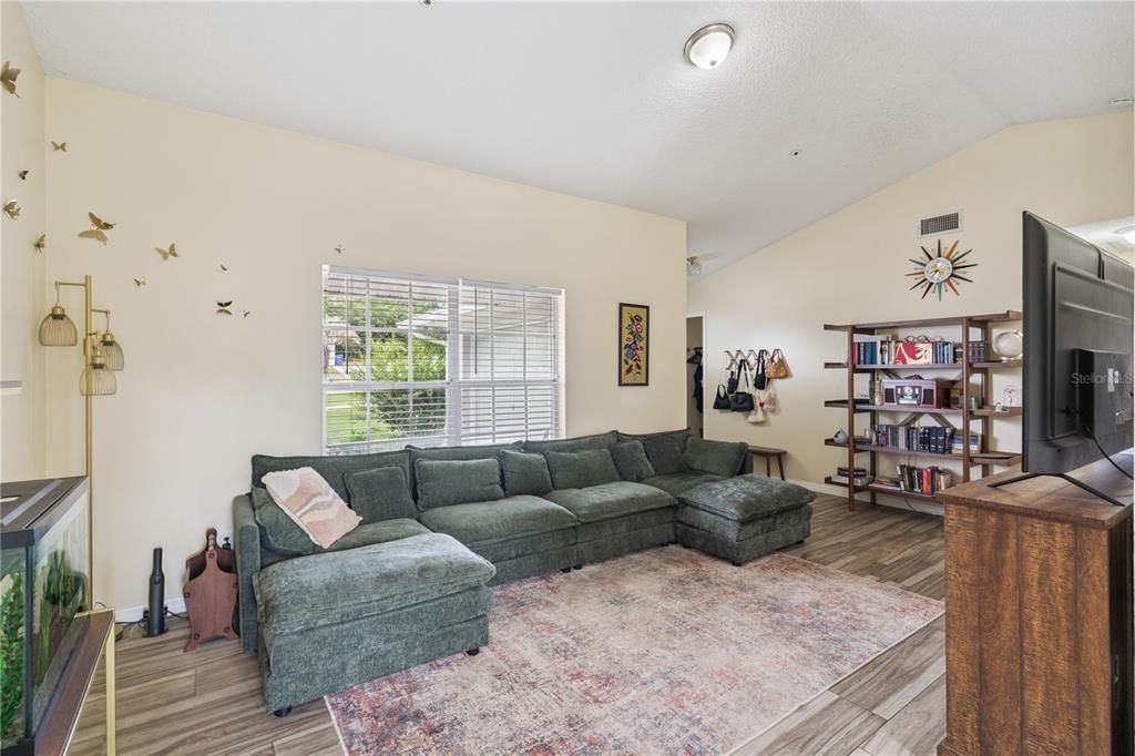 For Sale: $329,000 (3 beds, 2 baths, 1077 Square Feet)