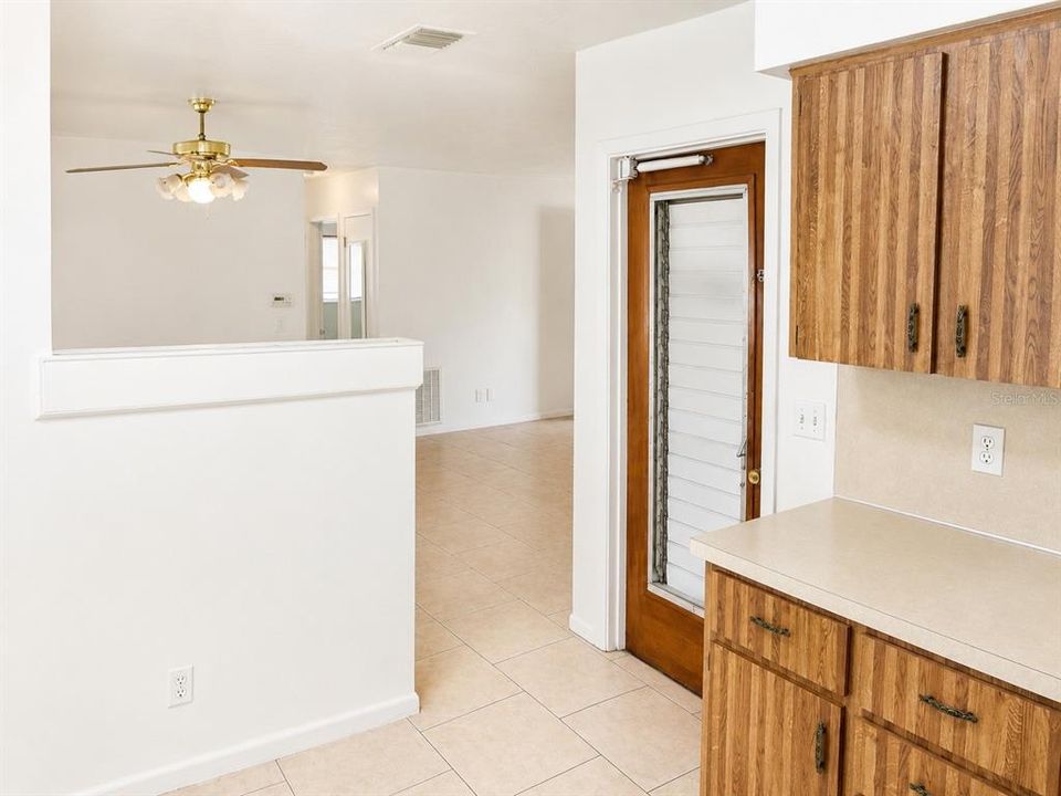 For Sale: $285,000 (2 beds, 1 baths, 1014 Square Feet)
