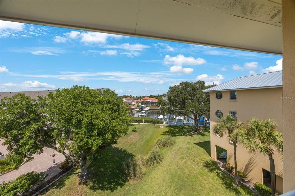 For Sale: $359,000 (2 beds, 2 baths, 900 Square Feet)