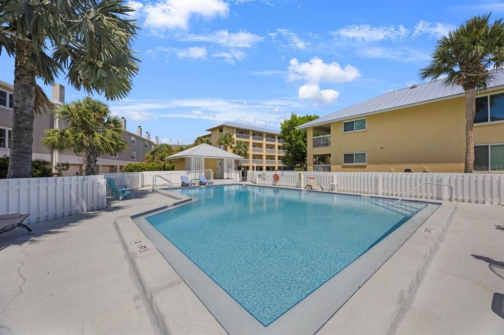 For Sale: $359,000 (2 beds, 2 baths, 900 Square Feet)