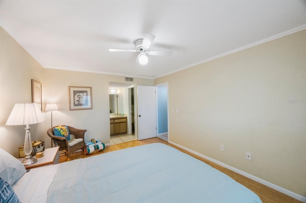For Sale: $359,000 (2 beds, 2 baths, 900 Square Feet)
