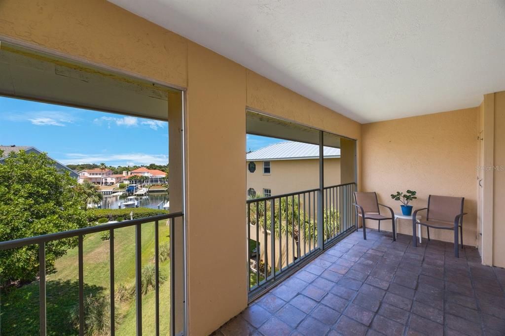 For Sale: $359,000 (2 beds, 2 baths, 900 Square Feet)