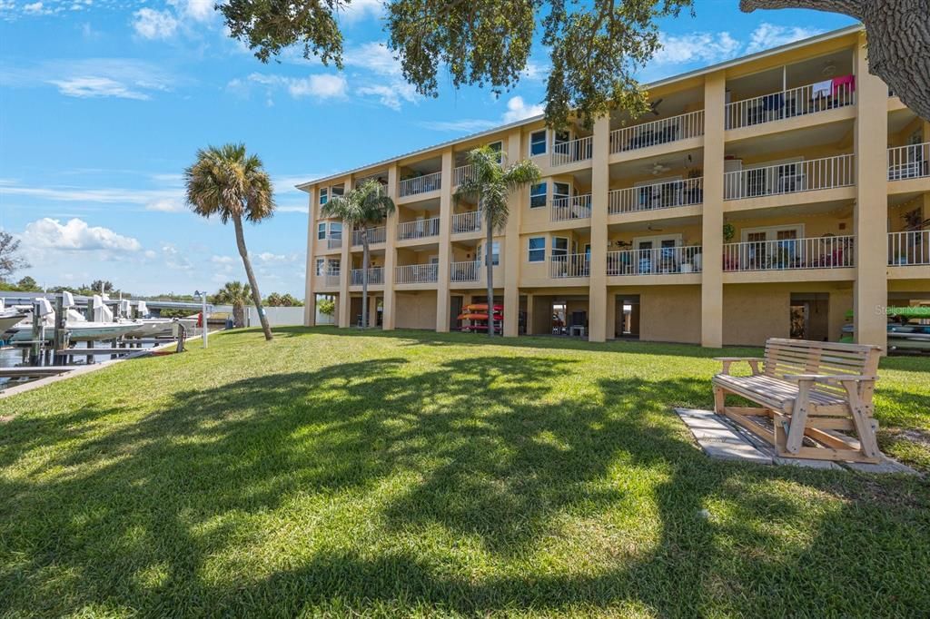 For Sale: $359,000 (2 beds, 2 baths, 900 Square Feet)