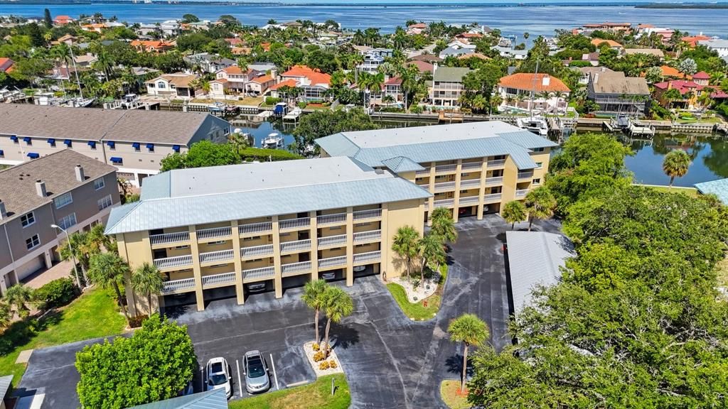 For Sale: $359,000 (2 beds, 2 baths, 900 Square Feet)