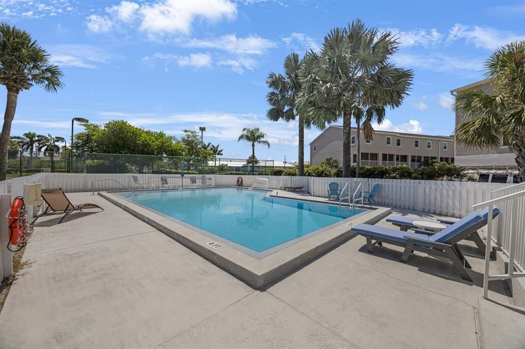 For Sale: $359,000 (2 beds, 2 baths, 900 Square Feet)