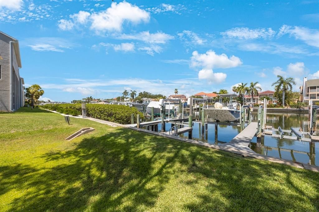 For Sale: $359,000 (2 beds, 2 baths, 900 Square Feet)