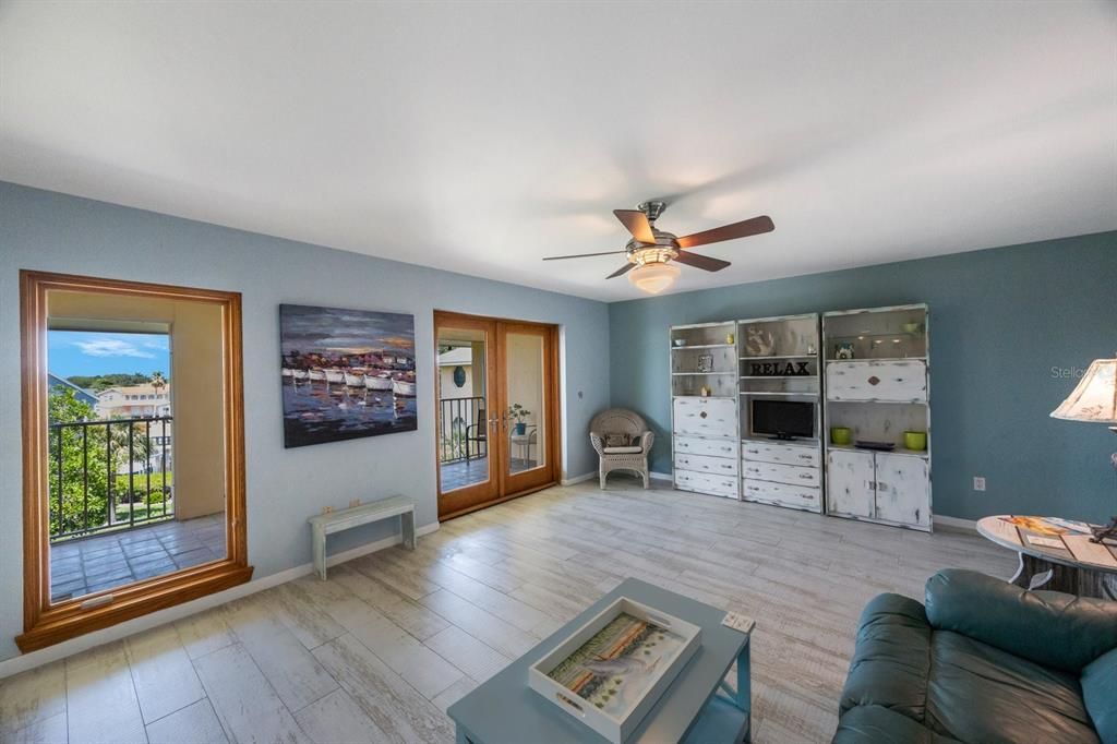 For Sale: $359,000 (2 beds, 2 baths, 900 Square Feet)