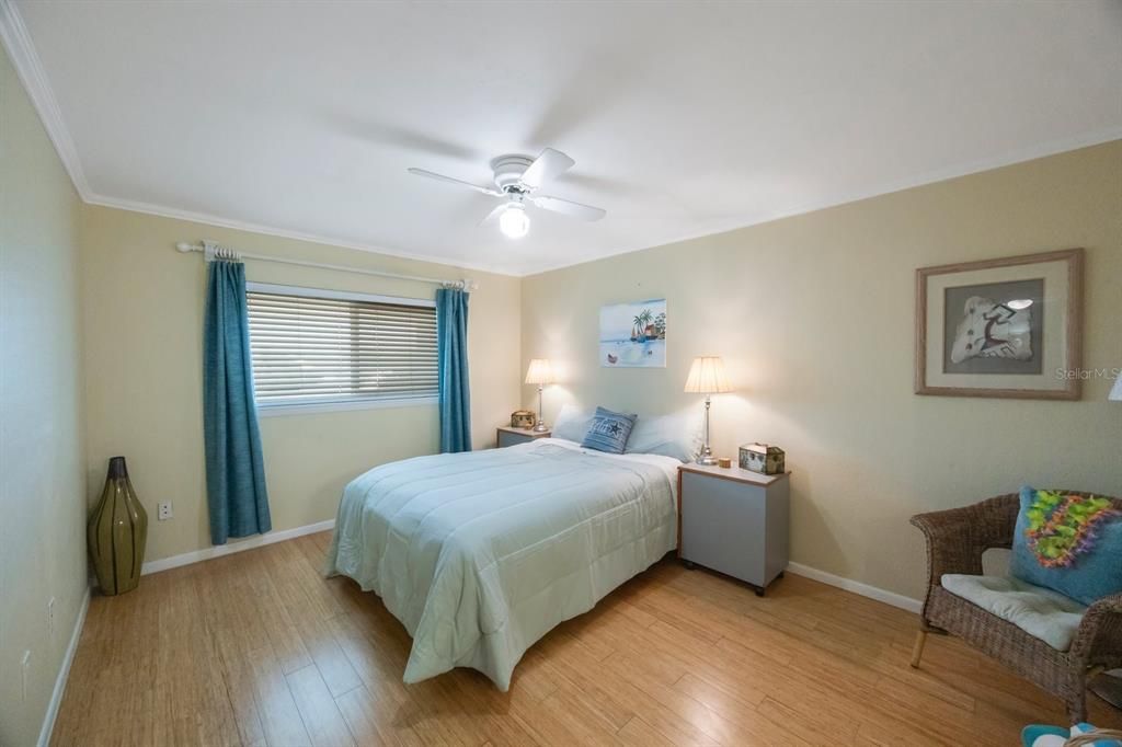 For Sale: $359,000 (2 beds, 2 baths, 900 Square Feet)