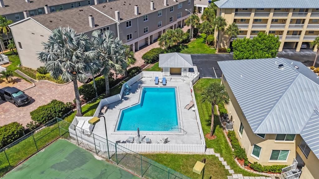 For Sale: $359,000 (2 beds, 2 baths, 900 Square Feet)