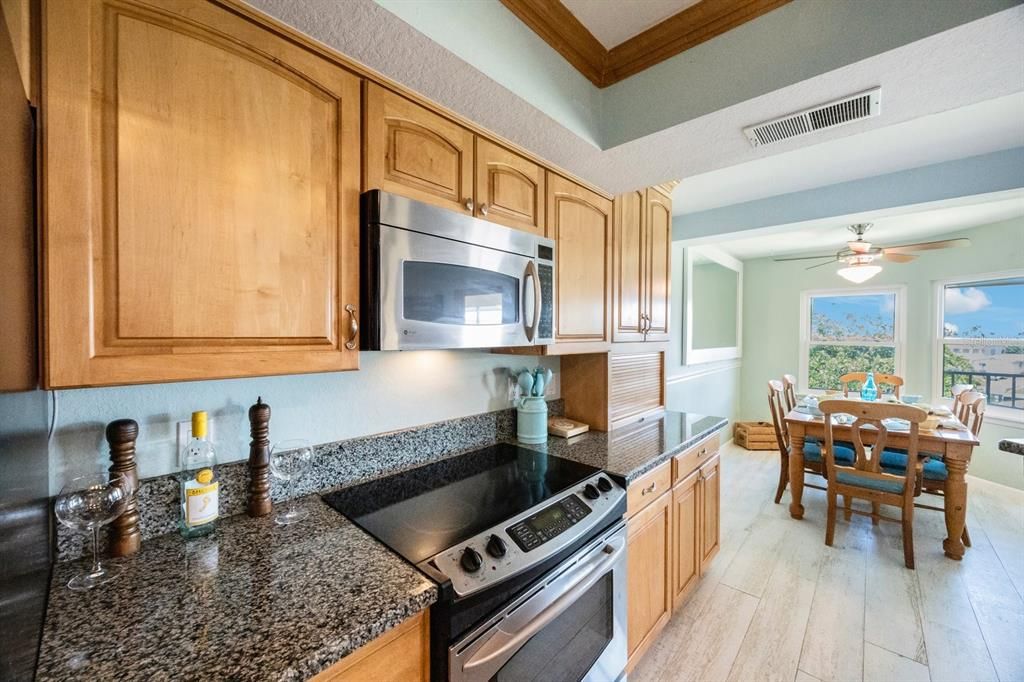 For Sale: $359,000 (2 beds, 2 baths, 900 Square Feet)
