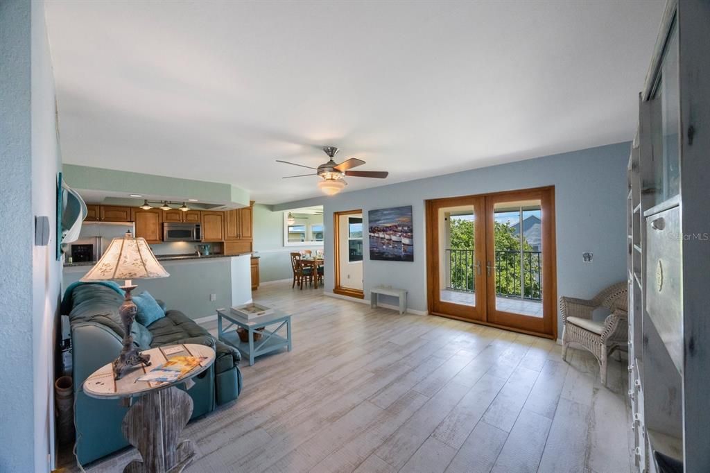 For Sale: $359,000 (2 beds, 2 baths, 900 Square Feet)