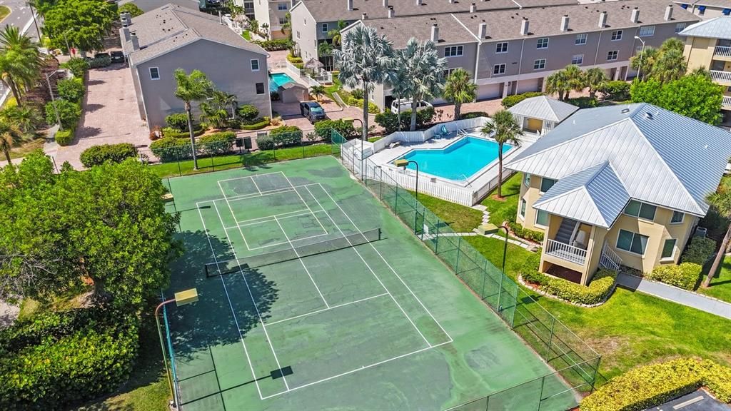 For Sale: $359,000 (2 beds, 2 baths, 900 Square Feet)