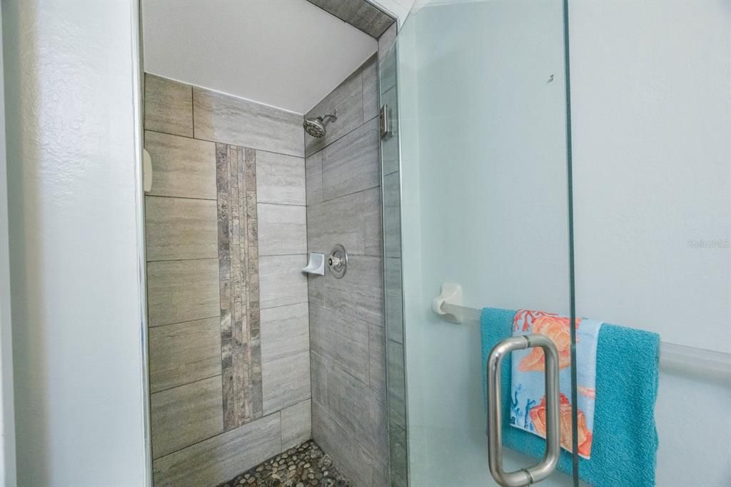 For Sale: $359,000 (2 beds, 2 baths, 900 Square Feet)