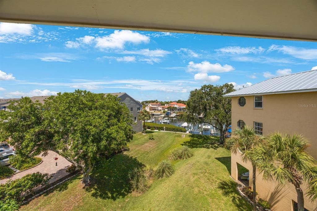For Sale: $359,000 (2 beds, 2 baths, 900 Square Feet)