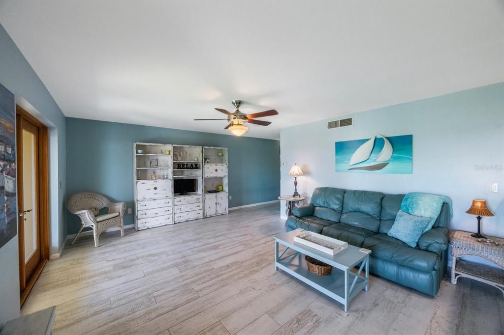 For Sale: $359,000 (2 beds, 2 baths, 900 Square Feet)