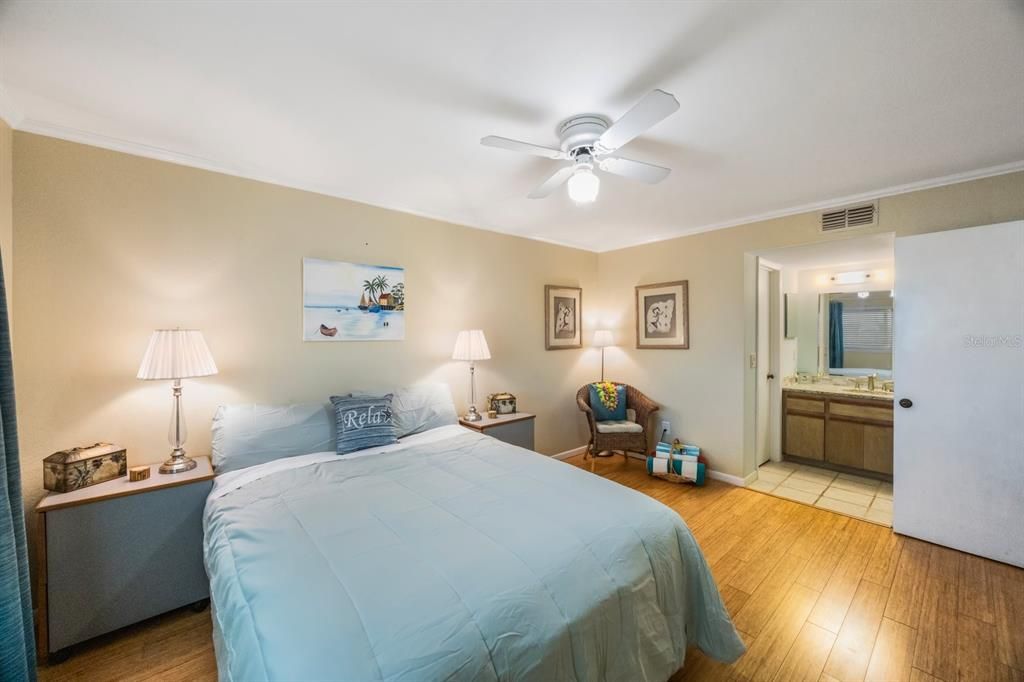 For Sale: $359,000 (2 beds, 2 baths, 900 Square Feet)