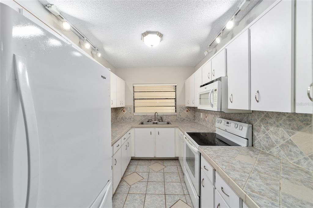 For Sale: $119,000 (2 beds, 2 baths, 1036 Square Feet)