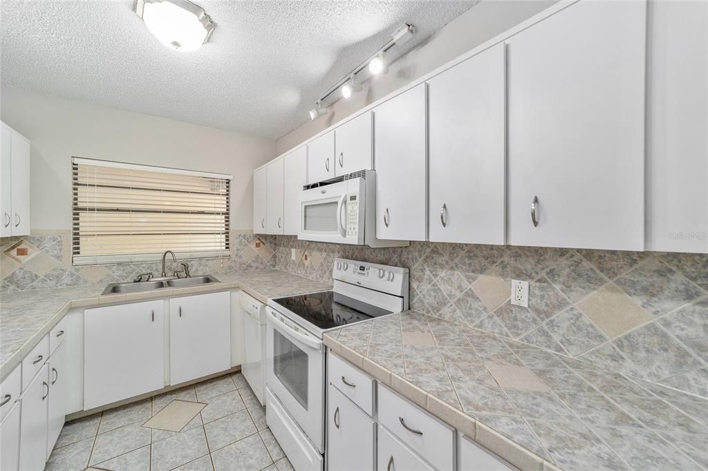 For Sale: $119,000 (2 beds, 2 baths, 1036 Square Feet)
