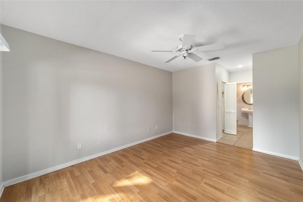 For Sale: $119,000 (2 beds, 2 baths, 1036 Square Feet)