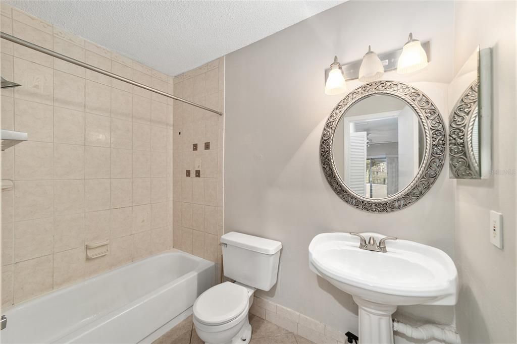 For Sale: $119,000 (2 beds, 2 baths, 1036 Square Feet)