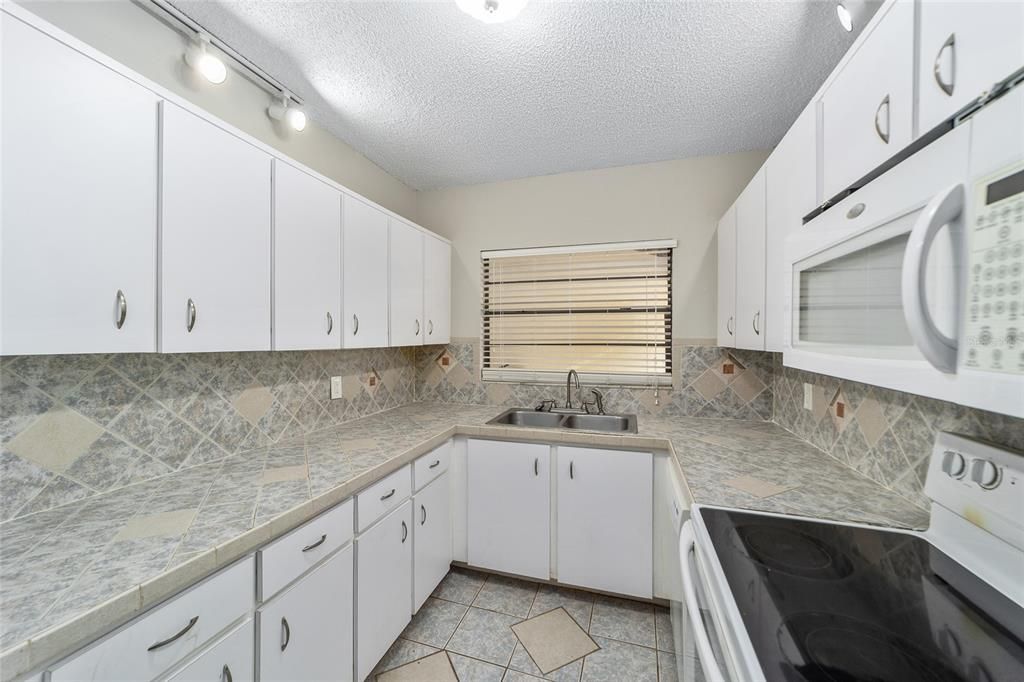 For Sale: $119,000 (2 beds, 2 baths, 1036 Square Feet)