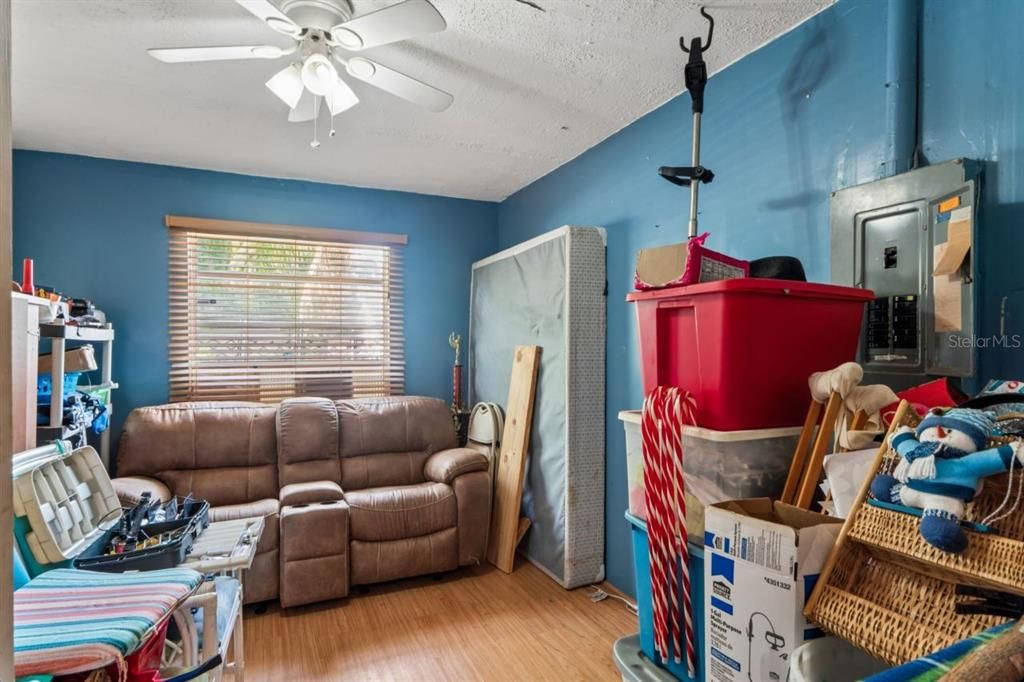 For Sale: $310,000 (2 beds, 1 baths, 1170 Square Feet)