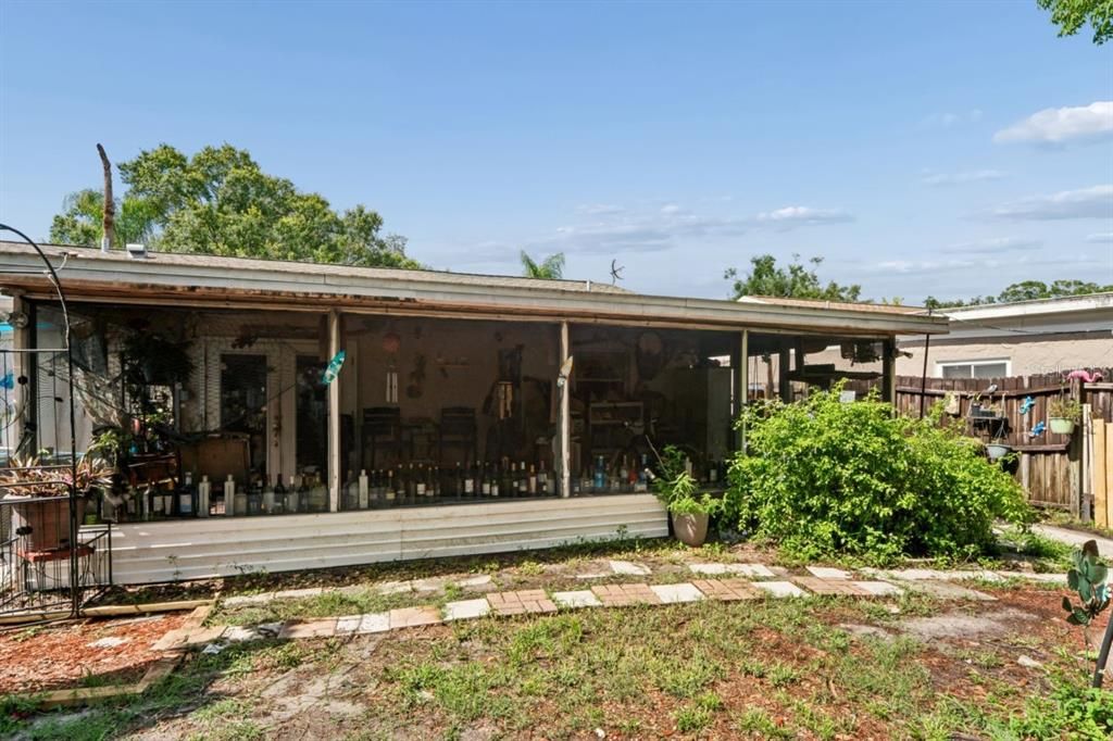 For Sale: $310,000 (2 beds, 1 baths, 1170 Square Feet)