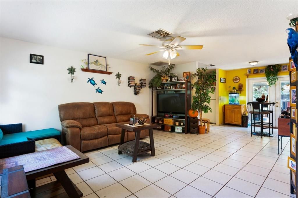 For Sale: $310,000 (2 beds, 1 baths, 1170 Square Feet)