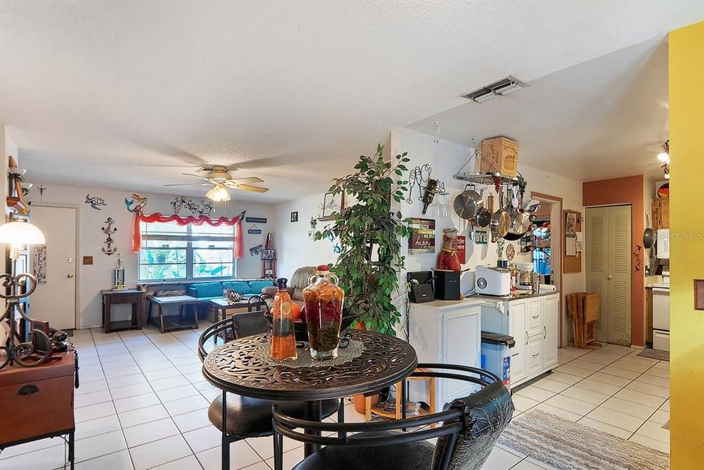 For Sale: $310,000 (2 beds, 1 baths, 1170 Square Feet)