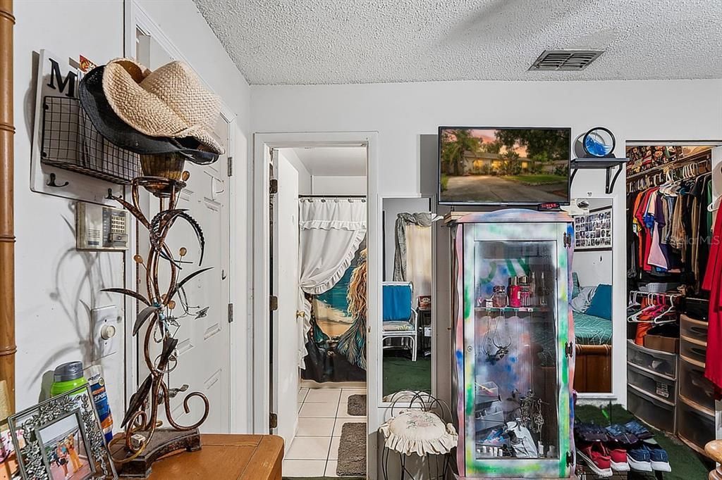 For Sale: $310,000 (2 beds, 1 baths, 1170 Square Feet)