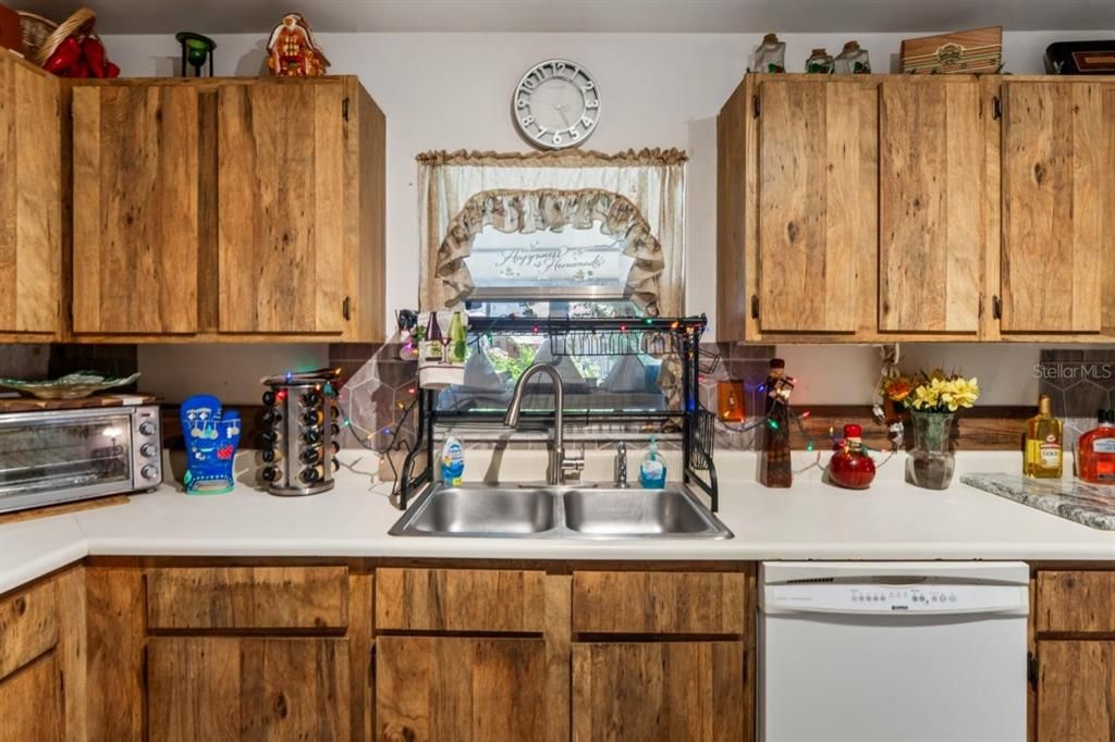 For Sale: $310,000 (2 beds, 1 baths, 1170 Square Feet)
