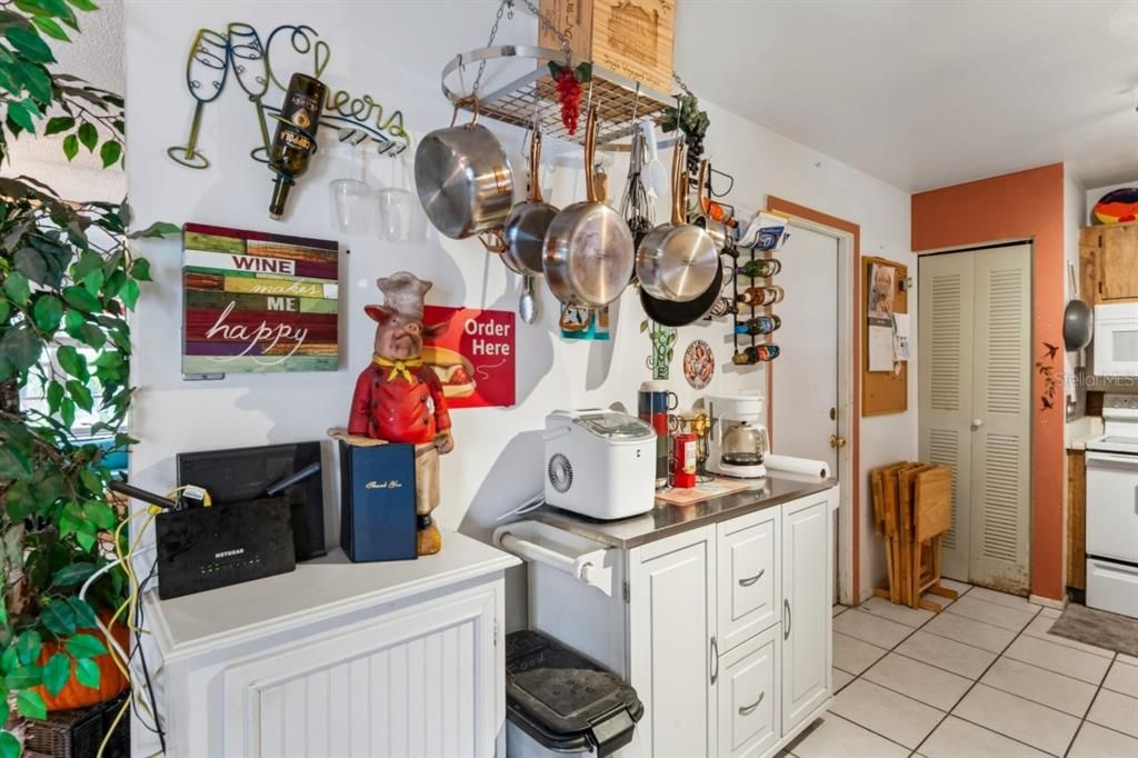 For Sale: $310,000 (2 beds, 1 baths, 1170 Square Feet)